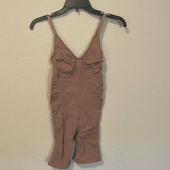 SKIMS Sculpting Seamless Mid-Thigh NWOT Bodysuit S/M - Picture 2 of 3